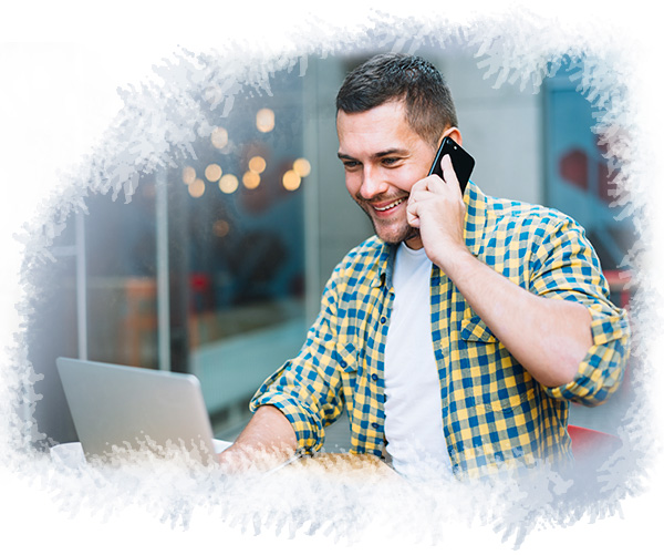 Homem ligando orçamento Construmax